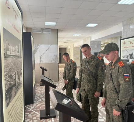 Мобильная мультимедийная выставка исторического парка «Новосибирск – город трудовой доблести» была представлена в Новосибирском гвардейском высшем военном командном училище